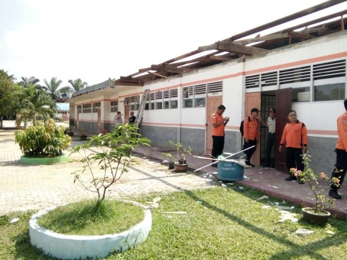 Angin Puting Beliung Hancurkan Atap Bangunan SMAN I Rantau Utara 