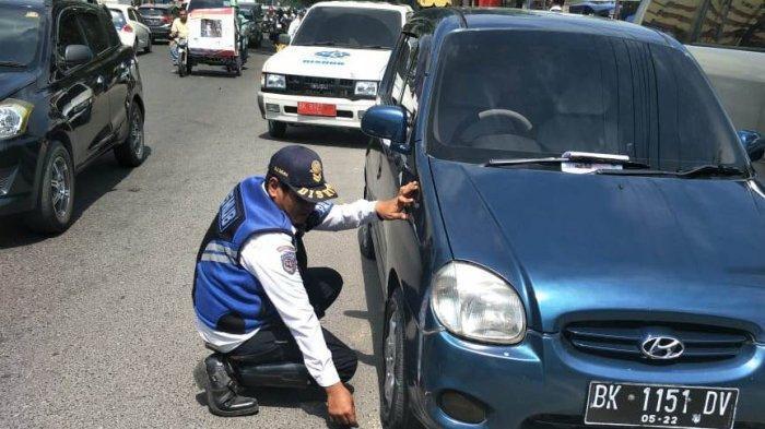 Dishub Medan Gembosi Ban Mobil yang Parkir Sembarangan