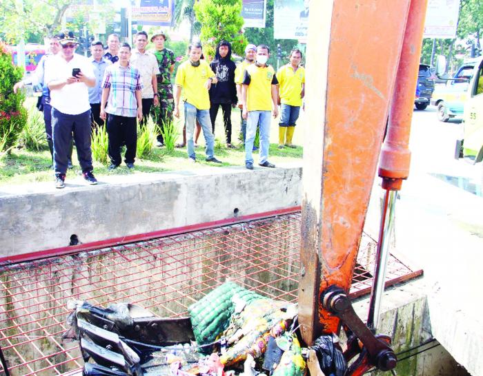 Akhyar Minta Warga Jangan Buang Sampah dalam Parit dan Sungai