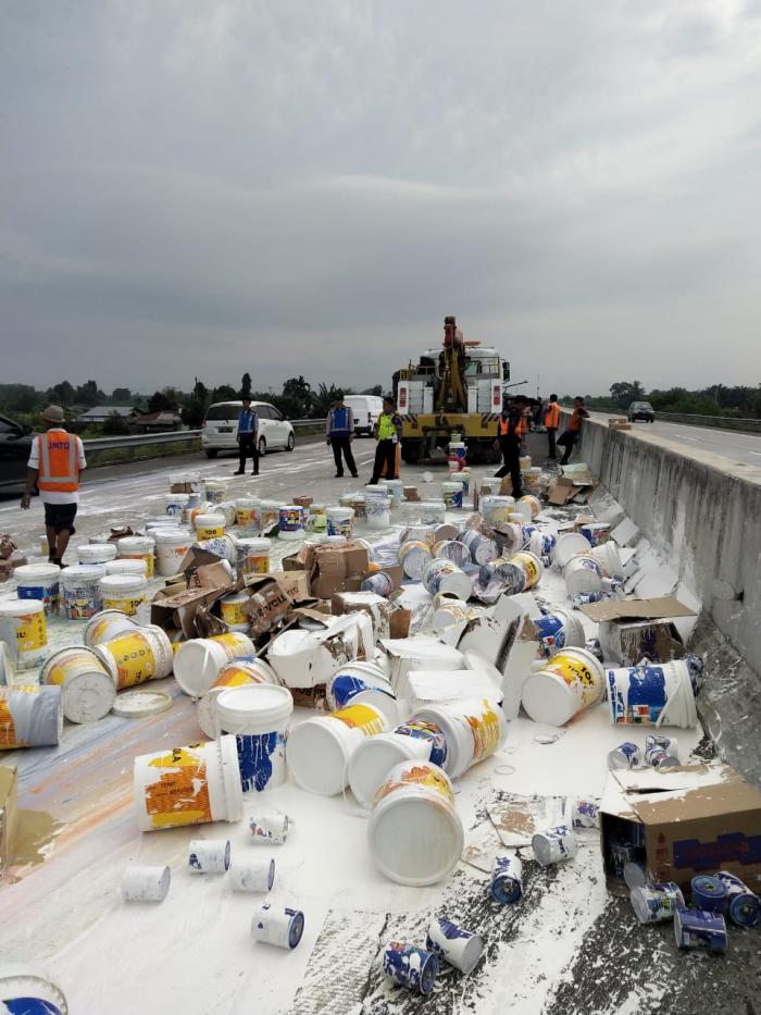 Truk Pengangkut Cat Kecelakaan di Tol Sei Rampah