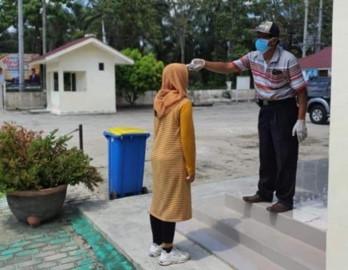 Pulang Pelatihan dari Bekasi, Peserta BBPLK UJK Asahan Disemprot Disinfektan