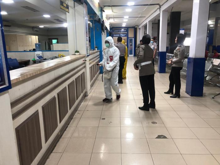 Cegah Penyebaran Corona, Ditlantas Poldasu Bersihkan Seluruh Ruangan