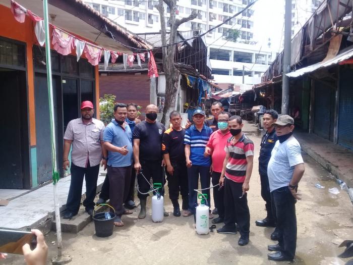 Pasar Kemiri Depok Giat Penyemprotan Disinfektan Cegah Penyebaran Covid-19