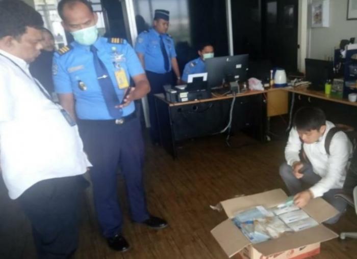 2 WN Malaysia Ditangkap di Bandara Kualanamu Bawa 12.000 Masker Berbagai Merek