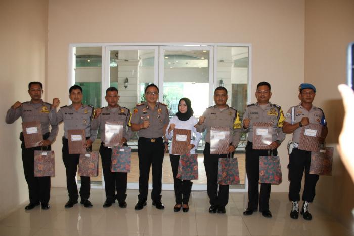 6 Polisi dan 1 PHL Polresta Deliserdang Dapat Penghargaan