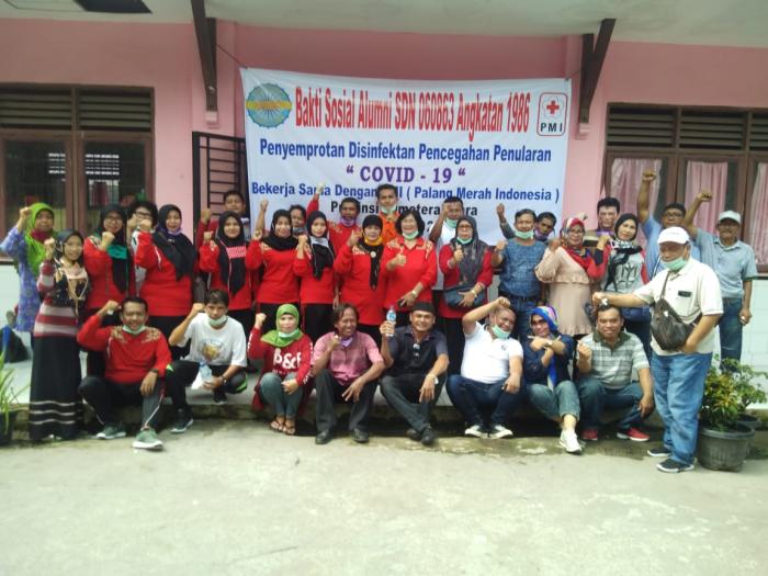 Bekerja Sama PMI Sumut, Alumni SDN 060863 Angkatan 1986 Gelar Penyemprotan Disinfektan 