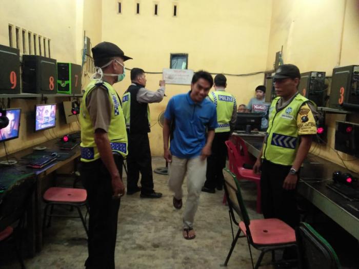 Cegah Covid-19, Polisi Beringin Bubarkan Kerumunan Massa