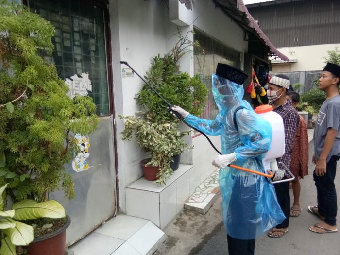 Acara Israq Miraj Batal, Remaja Masjid Al-Jihad Sari Rejo Semprot Disinfektan