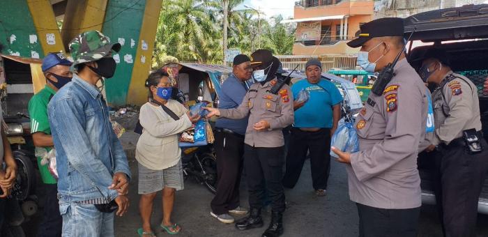 Polsek Patumbak Jumat Barokah ke Pedagang Asongan