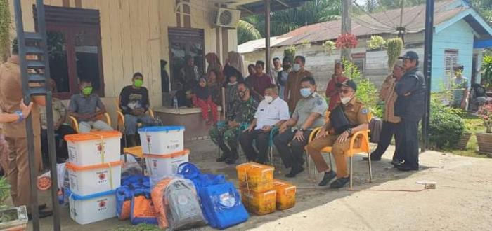 Pasca Kebakaran, Plh Bupati Labuhanbatu Berikan Bantuan 