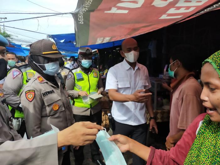 Polsek Patumbak Bagikan 700 Masker