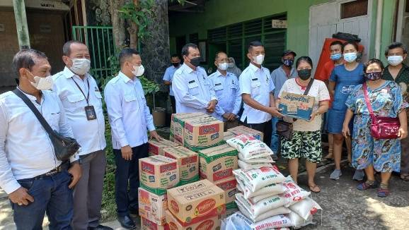 PUD Pasar Beri Bantuan Ke Pedagang Terdampak Banjir