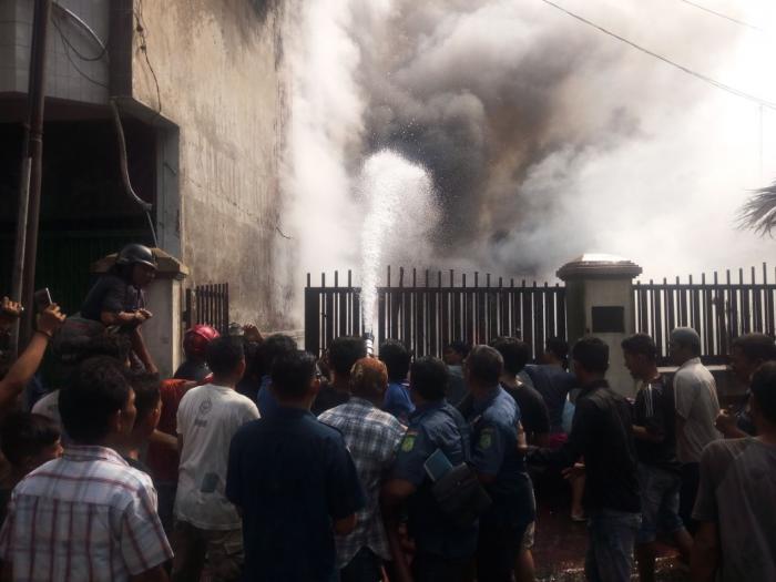 Tempat Penyimpanan Ban Bekas Ludes Terbakar 