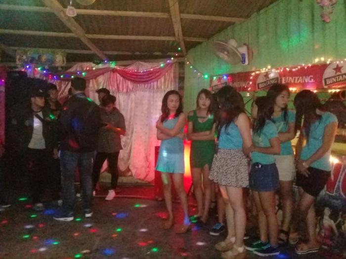 Polsek Patumbak Razia Cafe Remang-Remang, Belasan Botol Miras Diamankan