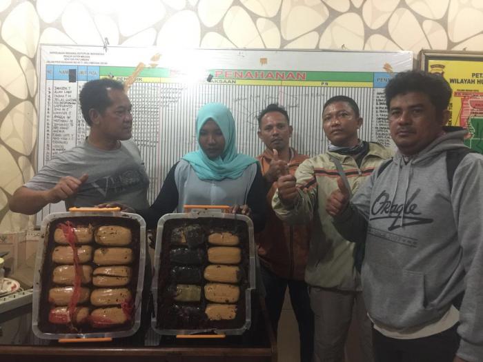 Wanita Aceh Ini Ditangkap "Mikul" 20 Kg Ganja 