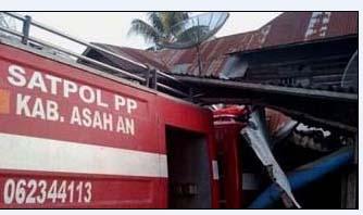 Mobil Damkar Asahan Tabrak Pemukiman Warga,  3 Luka-Luka 