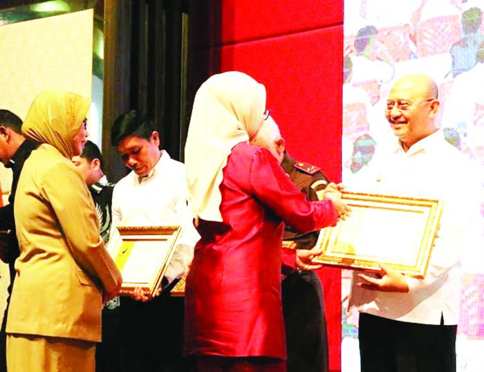 Wali Kota Terima Penghargaan Dari Badan POM RI