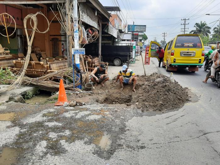 Petugas PDAM Tirtanadi Sigap Perbaiki Pipa ke Pelanggan 