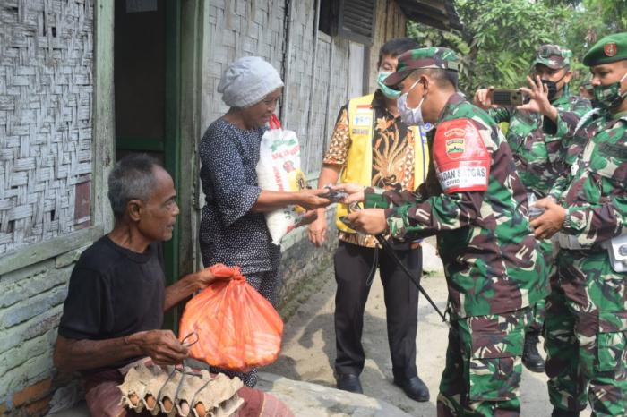 Kodim 0204/DS & Lion Club Bagikan Sembako