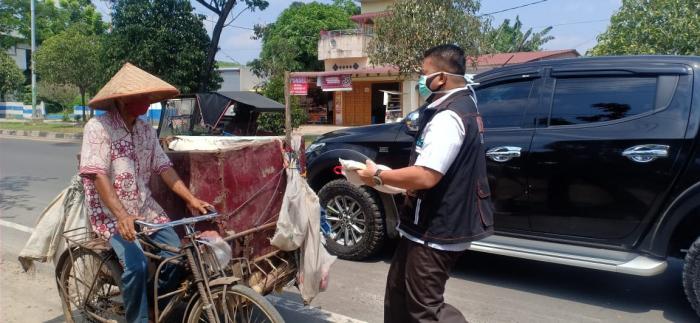 Kasat Narkoba Beri Paket Sembako, Mata Budiman dan Istri Berkaca-kaca