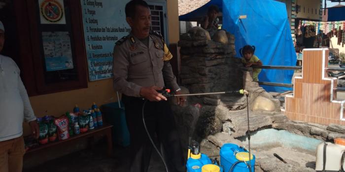 Semprotkan Disinfektan, Aiptu RC Silitona: Semoga Corona Tidak Sampai Kemari 