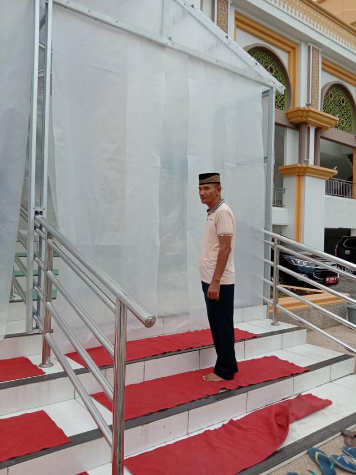 Biar Aman Sholat Jumat, Jamaah  Disemprot Anti Septik 