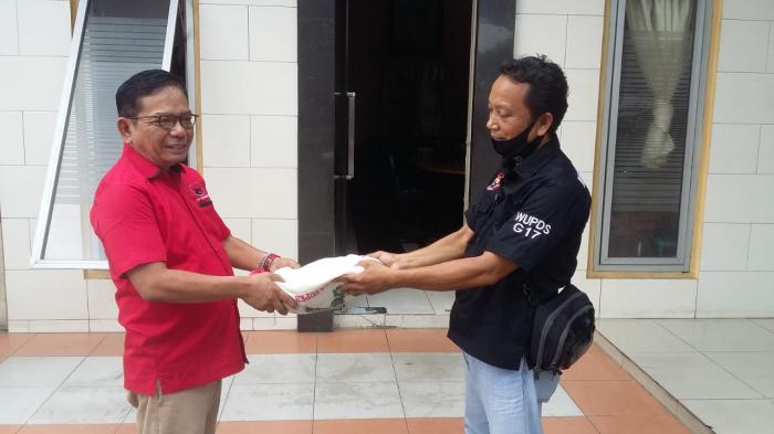 Anggota DPRD Deliserdang Henry Dumanter Beri Beras ke WUPDS G-17