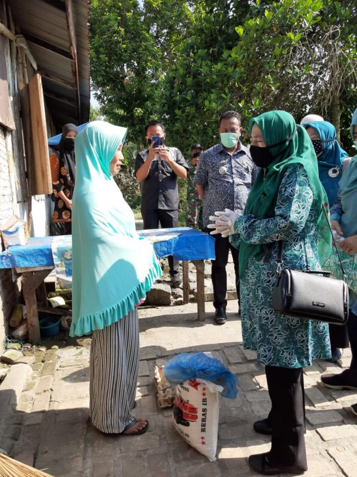 Ringankan Beban Warga, 125 Paket Sembako Dibagikan TP PKK Asahan