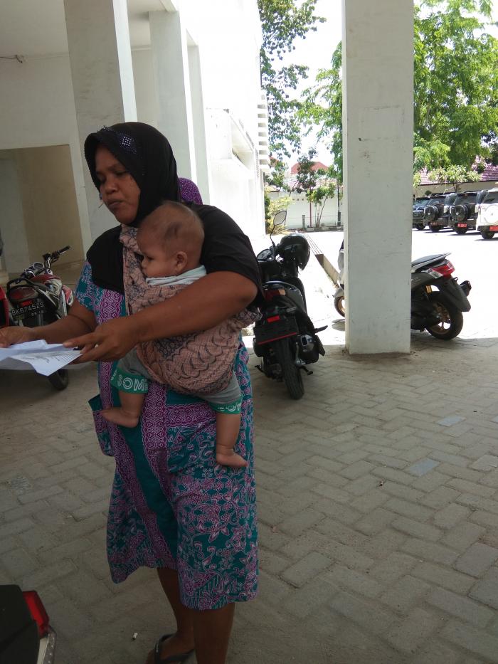 Sambil Menggendong Bayi, IRT Datangi Kantor Bupati Labuhanbatu 