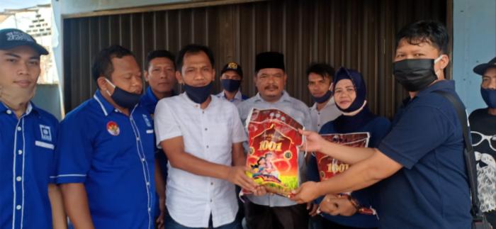 Warga dan Wartawan dapat Bantuan 300 Goni Beras