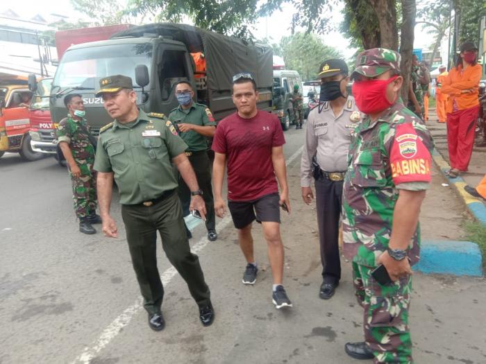 Tim Gabungan Polsek Helvetia Semprot Disinfektan Pasar Sei Sekambing