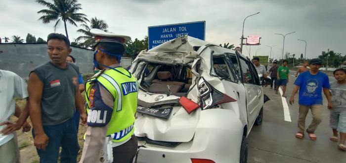 Xenia Ditabrak Truk, Wanita Hamil Menangis