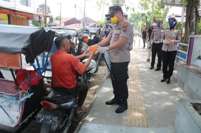 Kapolresta Deliserdang Bagi-Bagi Masker
