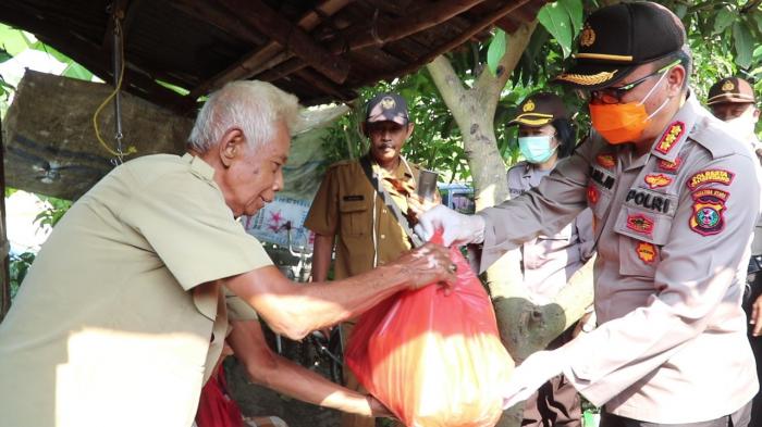 Pandemi Covid-19 dan Jelang Ramadhan, Kombes Yemi Salurkan Paket Sembako
