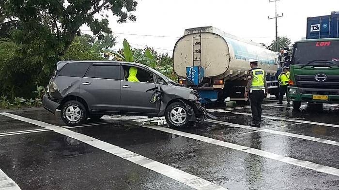 Kontra Kontainer, Innova Seruduk Truk Tangki di Jalinsum 