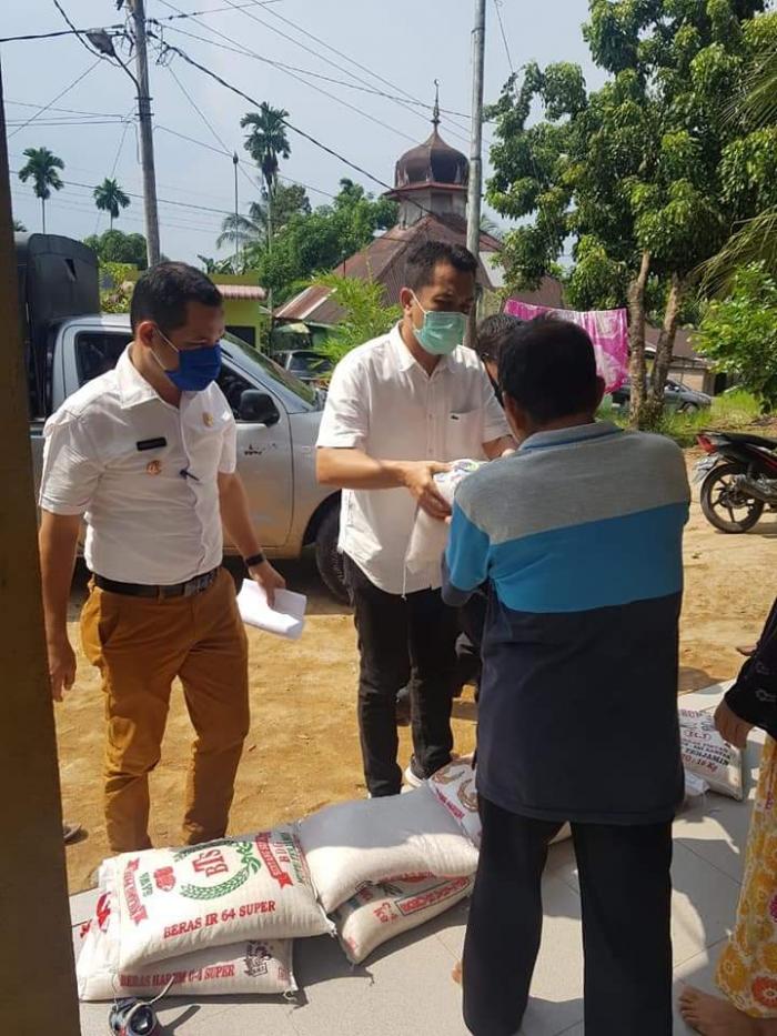 Pejabat Eselon di Jajaran Pemkab Labuhanbatu Berbagi Sembako