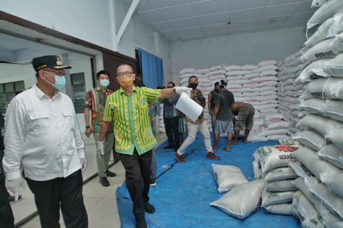 Akhyar Tinjau Gudang Penyimpanan Bahan Kebutuhan Pokok Untuk Pasar Murah