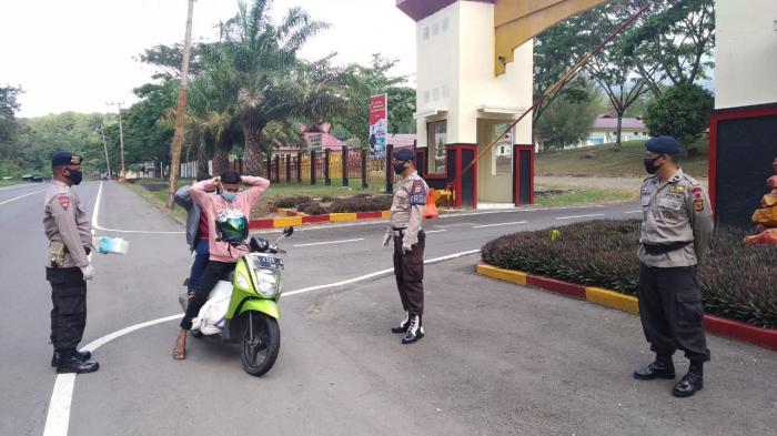Kurangi Resiko Penularan Covid-19, Sat Brimob Polda Aceh Bagi-Bagi Masker 