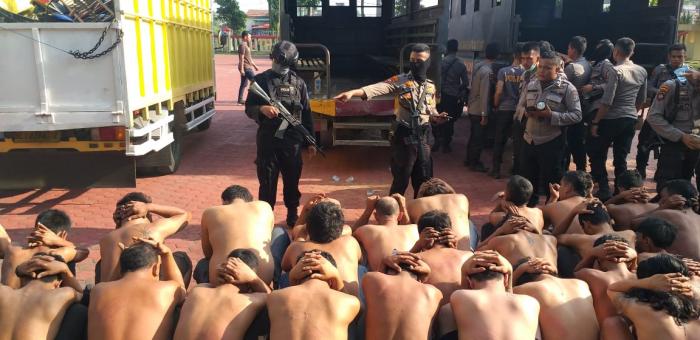 Gerebek Diskotek, Personel Poldasu dapat Perlawanan  