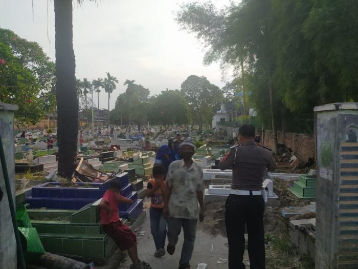 Polsek Medan Kota Imbau Masyarakat Gunakan Masker saat Ziarah