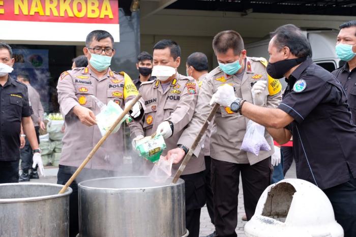 Poldasu Musnahkan Narkotika dari 79 Tersangka, 2 Pengedar Ditembak Mati