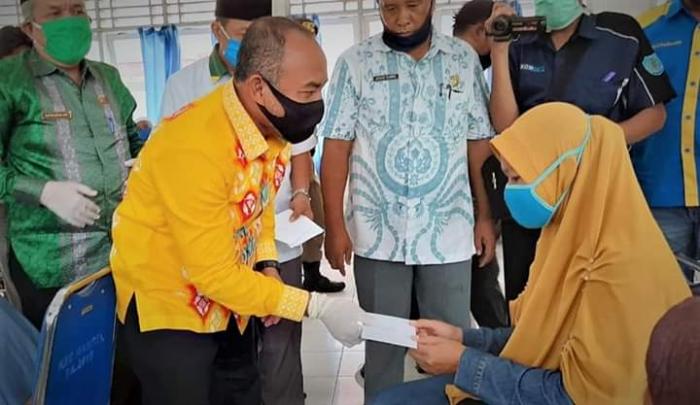 Bupati Labuhanbatu Salurkan Zakat Baznas