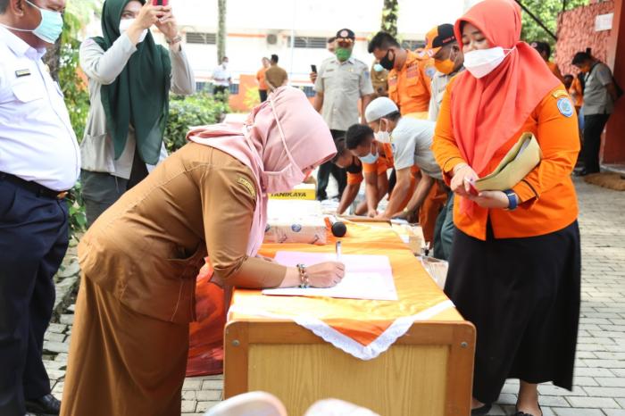 Bupati Labuhanbatu Bagikan APD 