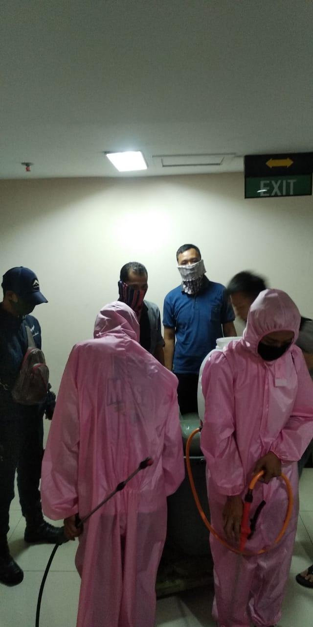 Tuding Pengelola ABV Tak Peduli, P3SRS Inisiatif Semprot Disinfektan di Areal Apartemen 