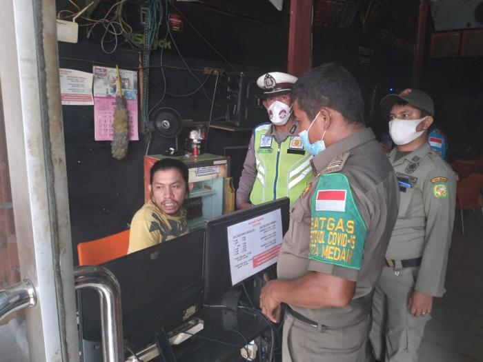 Polsek Patumbak Terus Gelar Ops Yustisi PPKM Mikro dan Bagikan Masker 