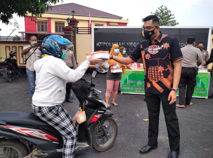 Polsek Patumbak Berbagi Takjil ke Pengguna Jalan
