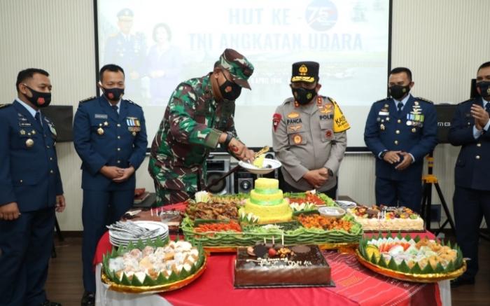 Kapolda Sumut Berikan Suprise Hari Jadi TNI AU ke 75