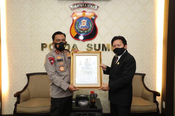 Inovasi Drive Thru Pelayanan PPKB Kapolda Sumut Terima Penghargaan