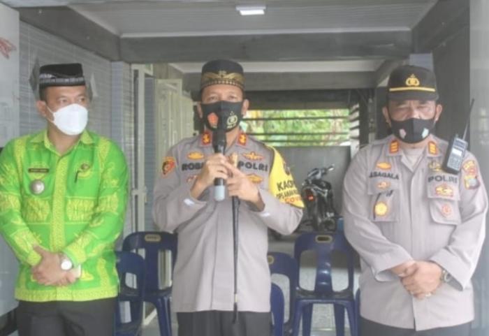 Kapolres Serdang Bedagai Bagikan Sembako di Masjid An-Nur Desa Sei Buluh