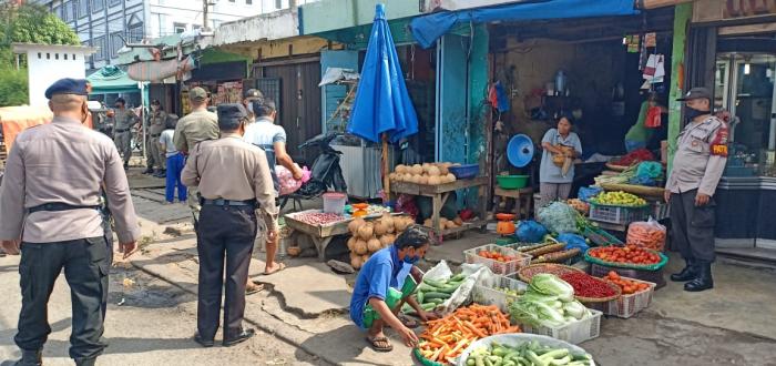 Polsek Patumbak Tegur Penjual dan Pengunjung Pajak Simpang Limun